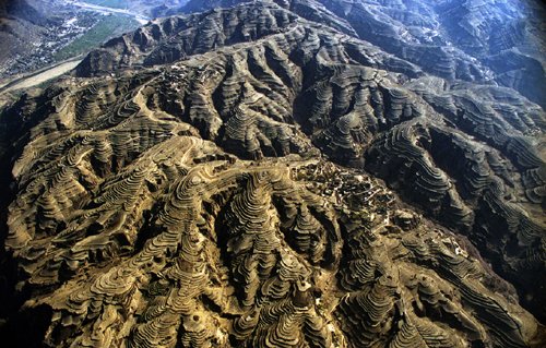 吕梁山脉位于山西省中部断陷盆地以西,北起管涔山,向南经黑驼山