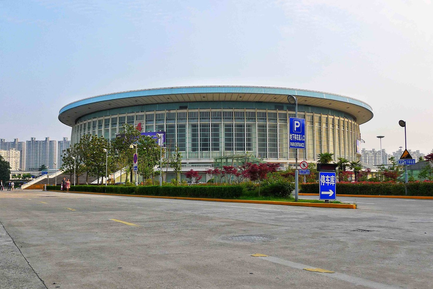 上海体育馆是国内大型的体育馆之一,1975年建成使用.
