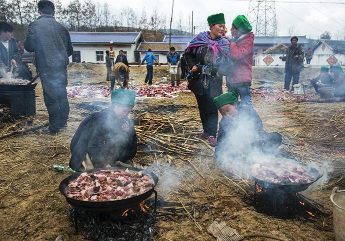 大凉山农村少数民族春节杀猪场面宏大,吃肉喝肉