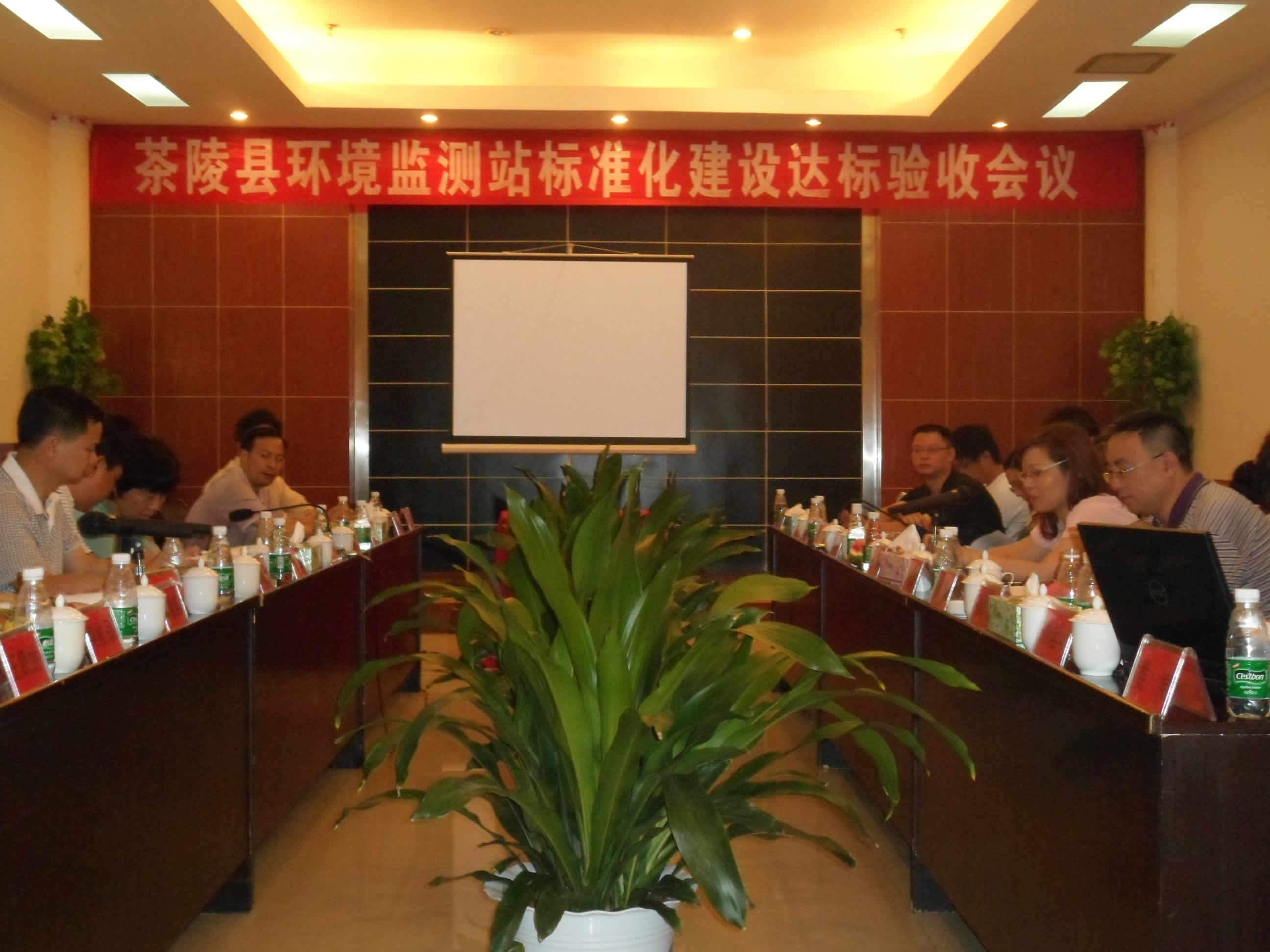 茶陵县环境保护局_cninr (一)贯彻执行国家、省、市环境保护的方针、政策和法律、法规、规章,结合实际情况,拟定本县环境保护有关规定、决定,经县人民政府批准后组织实施;拟定全县环境保护规划和计划,组织拟定和监督实施县确定的重点区域、重点流域污染防治规划和生态保护规划。 (二)监督、指导、协调其他职能部门的环境保护工作,参与全县经济和社会发展中长期规划,年度计划,国土与区域开发整治规划和城镇总体规划的制定工作。 (三)监督所辖区域内企事业单位、个体工商户对国家环境保护政策、法律和法规的贯彻执行情况;生态环境有影响的自然资源开发利用活动