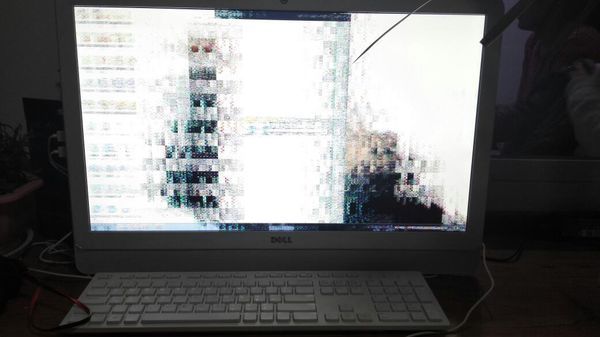 电脑一体机摔了一下,20厘米高度。没碎屏(右边