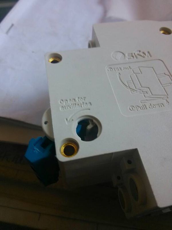 路器侧面这个小圆孔作用是什么?以前是封死的