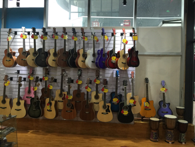 我想买把吉他 但是不知道该买什么样的 是应该