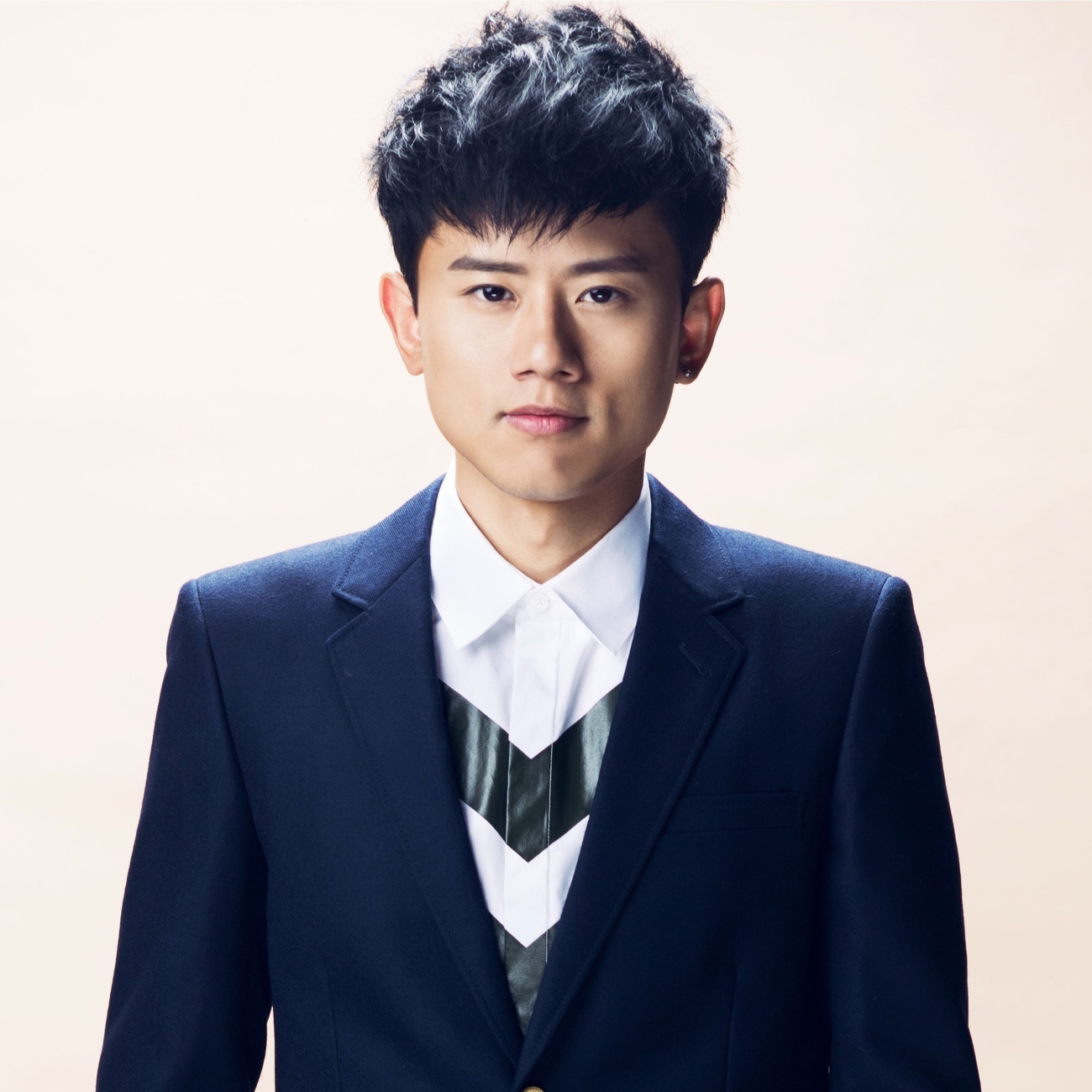 张杰,中国著名歌手,华语歌坛新生代领军人物,偶像与实力兼具的超人气