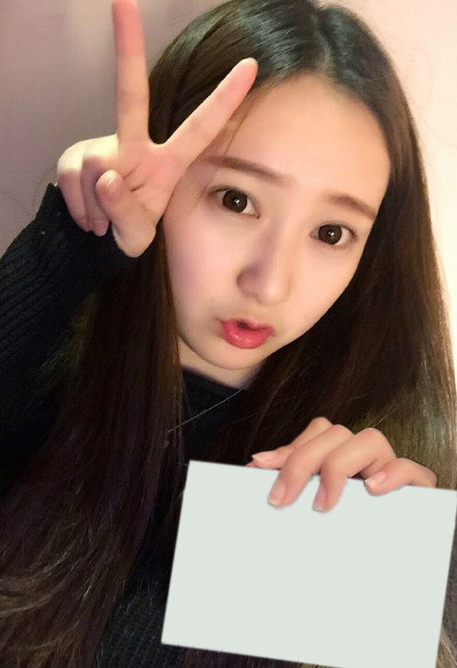 求ps大神帮我p个举牌照.p个手拿着长方形的白纸就行.