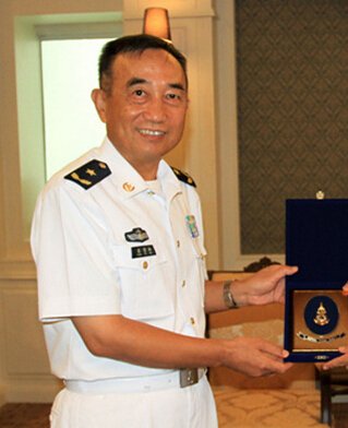 中共党员,海军潜艇学院(山东青岛)毕业,硕士研究生学历.
